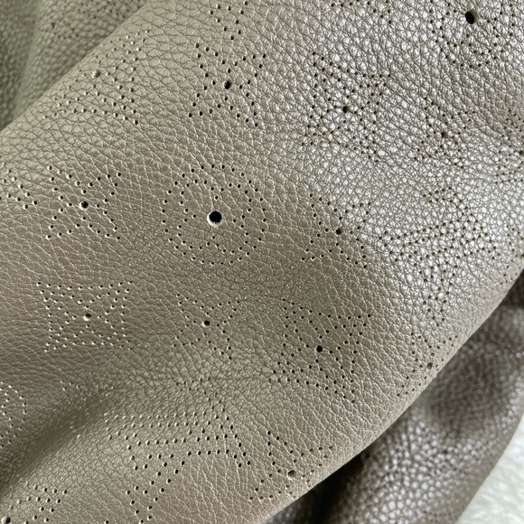 Louis Vuitton XL Mahina in Elephant - Picture 11 of 12